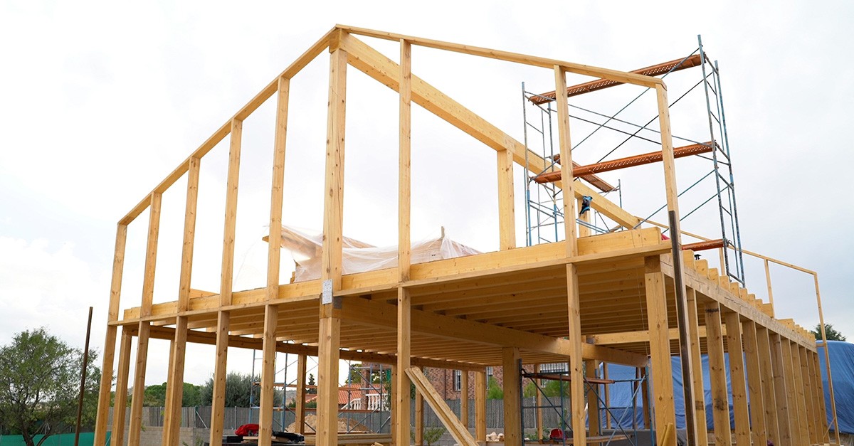 Maison au toit de chaume avec structure en bois